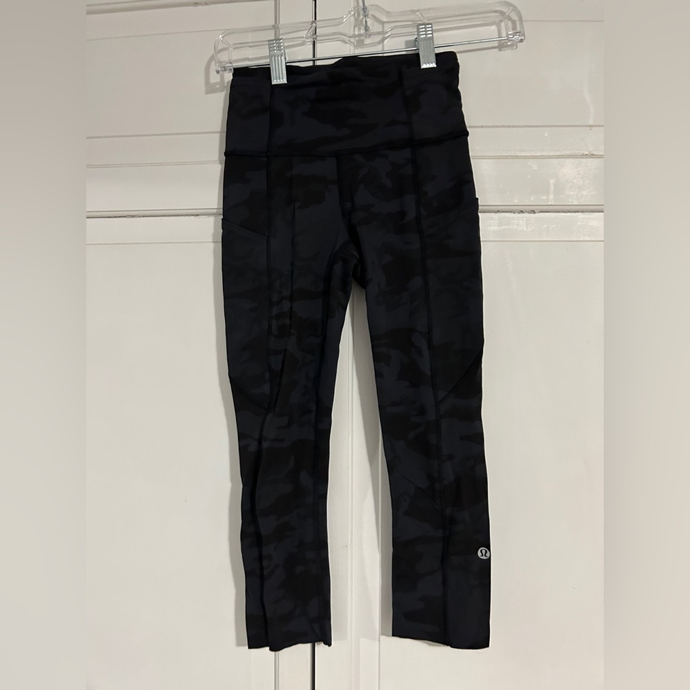 Lululemon cropped camo leggings size 2